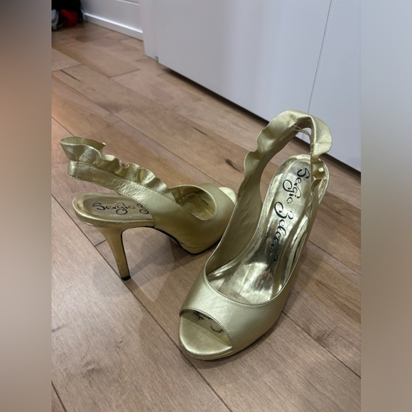 Beautiful gold stilettos with frill detail - Picture 2 of 4